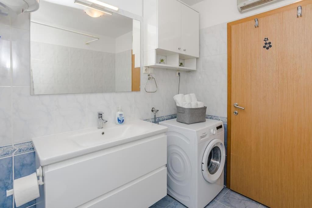 Apartment Roko - Up To 4 People With Free Parking Zadar Zewnętrze zdjęcie